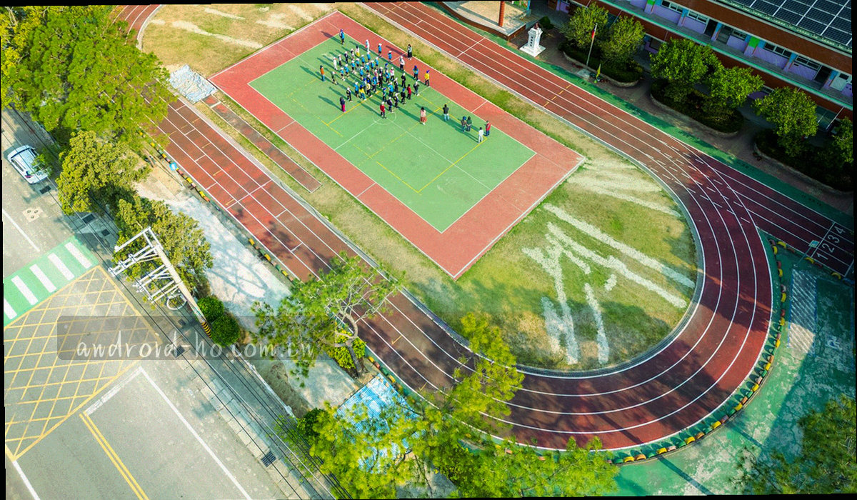 多屏桌面工作台上并排打开的赛事日历与数据表格，画面前景只有操作的手部与侧背影